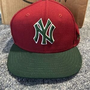 Snapback Yankees cap.